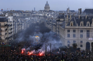 Tisícky ľudí vo Francúzsku protestovali proti vraždám žien a sexuálnemu násiliu, žiadali rodovú rovnosť